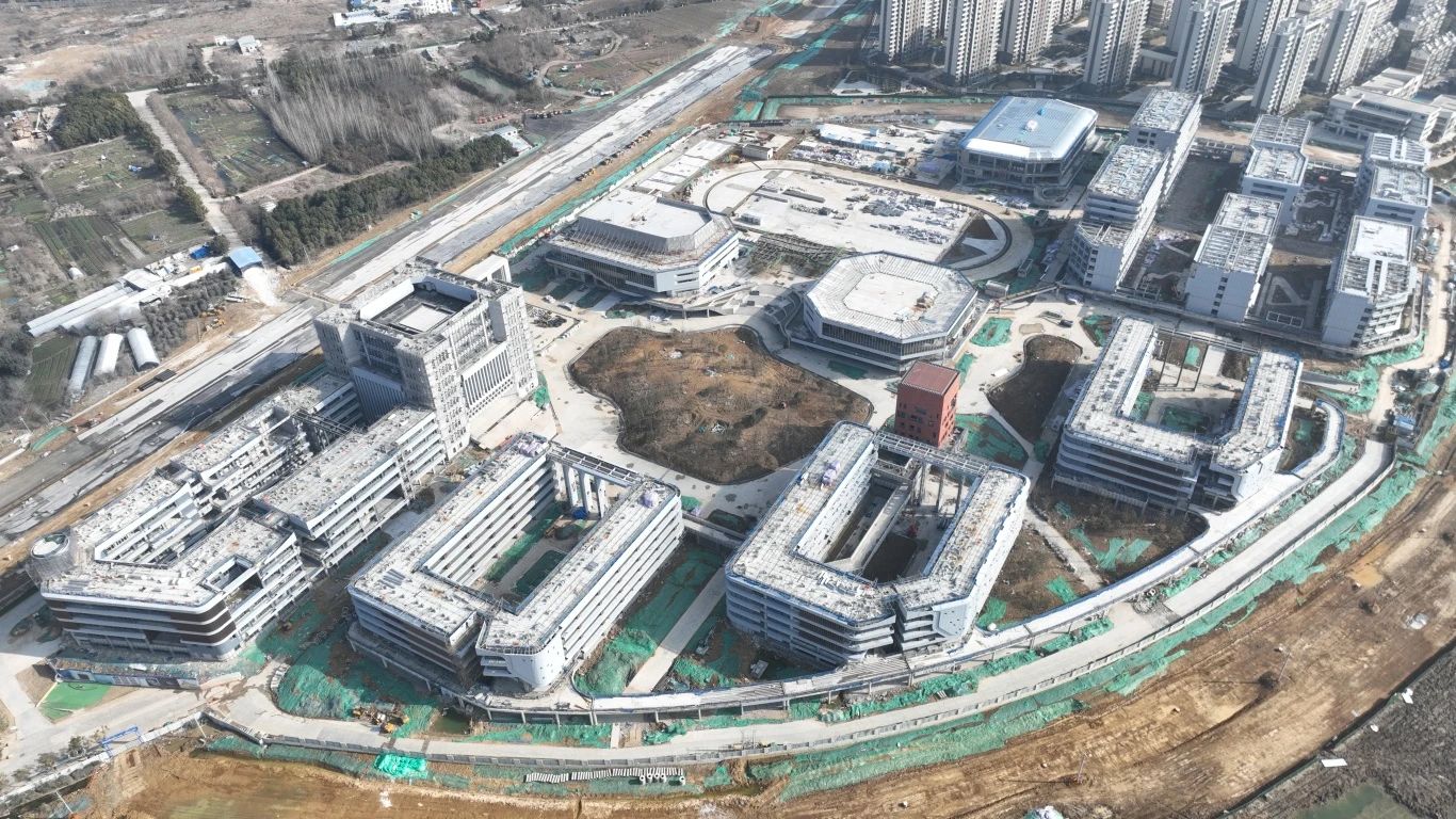 為確保合肥一中淝河校區(qū)項(xiàng)目2024年竣工交付節(jié)點(diǎn)如期完成，迅速掀起春節(jié)后復(fù)工即大干勞動(dòng)熱潮，形成一股緊張快干、提速爭先的濃厚氛圍，2月16日，合肥一中淝河校區(qū)項(xiàng)目召開節(jié)后復(fù)工動(dòng)員大會(huì)。會(huì)上，各部門負(fù)責(zé)人報(bào)告了2023年度收尾工作情況及今年的工作任務(wù)，以月、周為時(shí)間軸線，明確各目標(biāo)節(jié)點(diǎn)，并以圖表的形式對各勞務(wù)班組負(fù)責(zé)人進(jìn)行全面交底，落實(shí)工作目標(biāo)責(zé)任制，做到責(zé)任到人，切實(shí)做到工作目標(biāo)化，目標(biāo)階段化，階段具體化，具體責(zé)任化。 (2)_副本.jpg